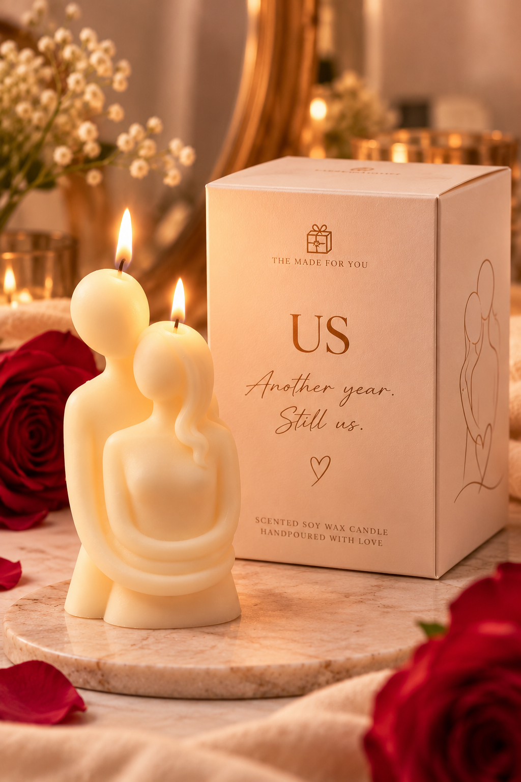 Sculpted couple candle with its gift box and rose petals